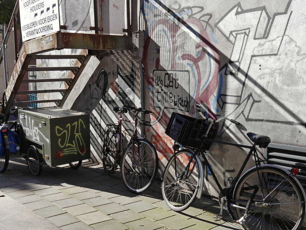 biciclette parcheggiate sul muro