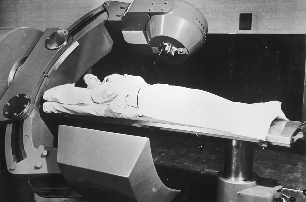 病院の機械に横たわる男