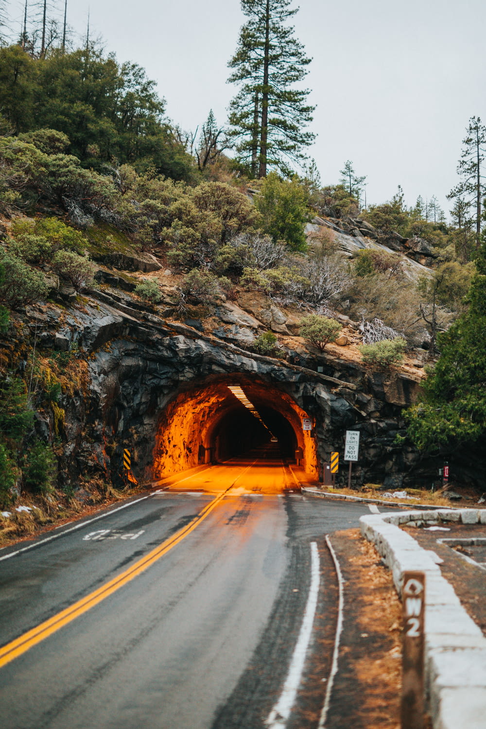 Lumière orange provenant d’une route tunnel