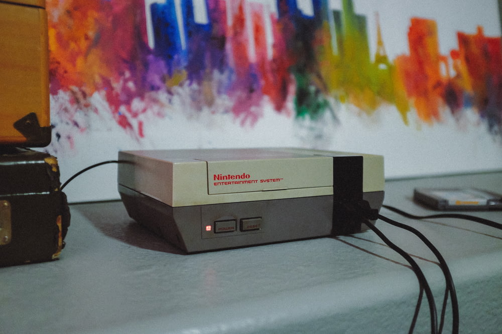 Console NES ao lado da parede