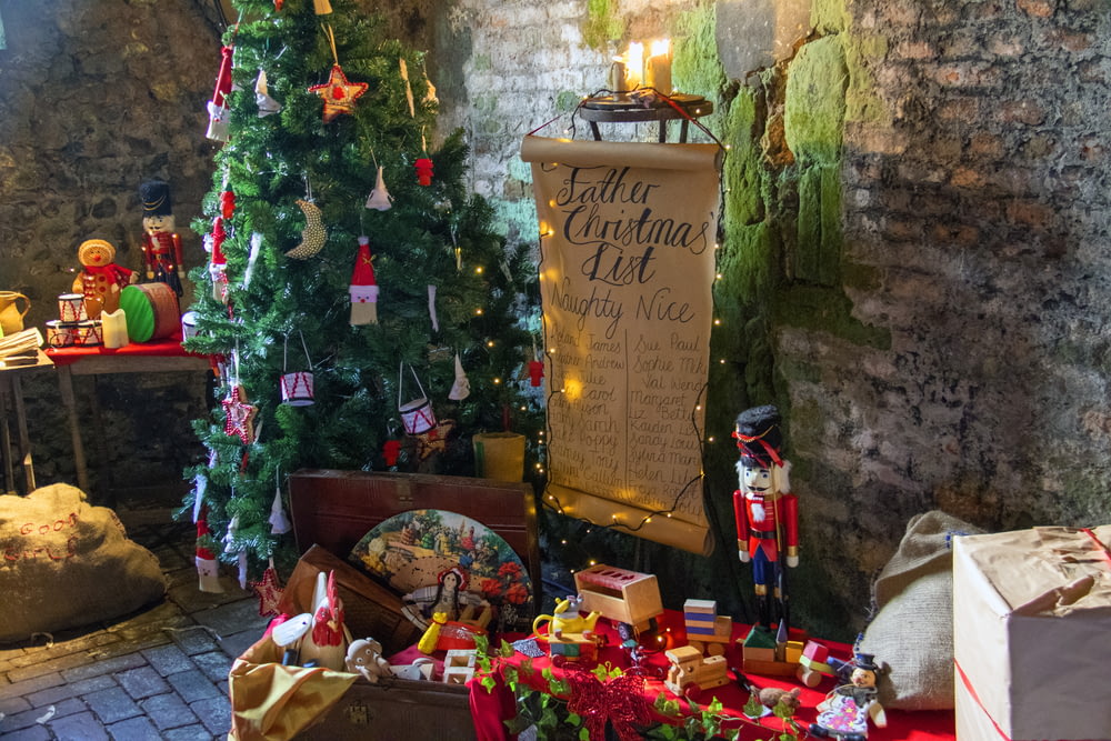 Una exhibición navideña con regalos y un árbol de Navidad