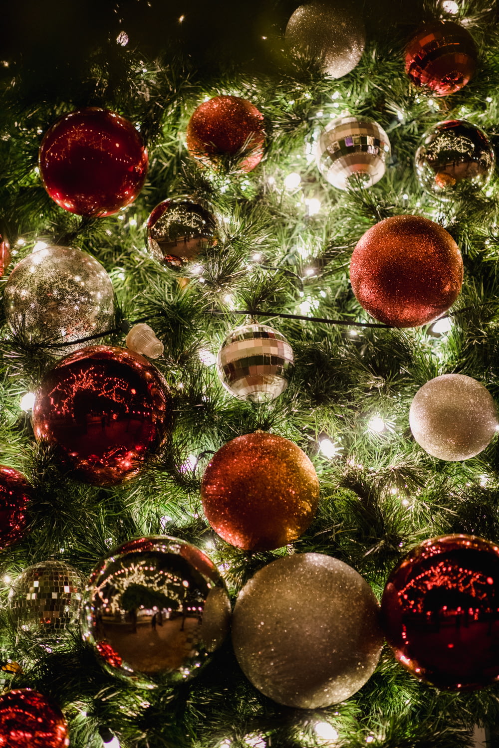 bolas de Navidad de colores variados en el árbol