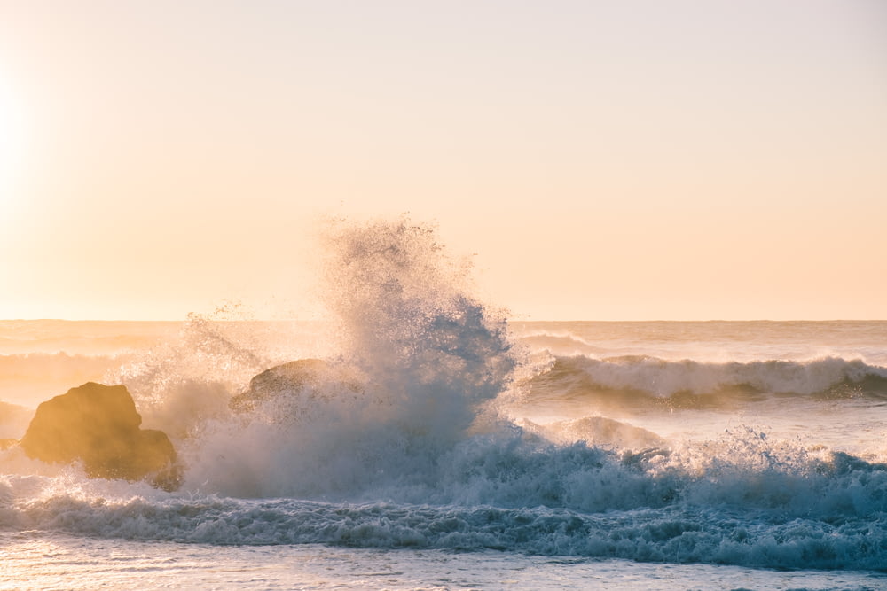 Wellen, die an Küstenfelsen brechen