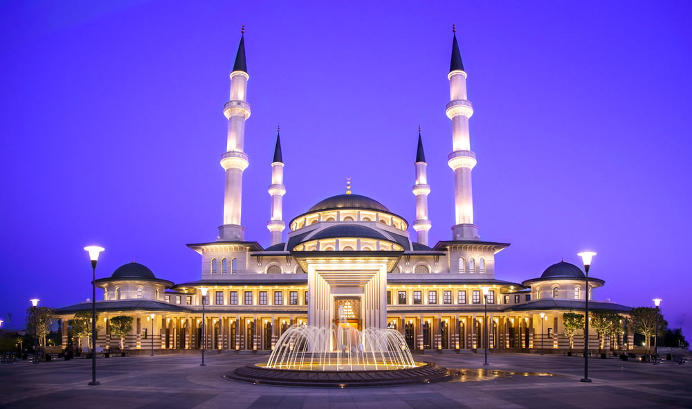 mesquita de ouro durante a noite