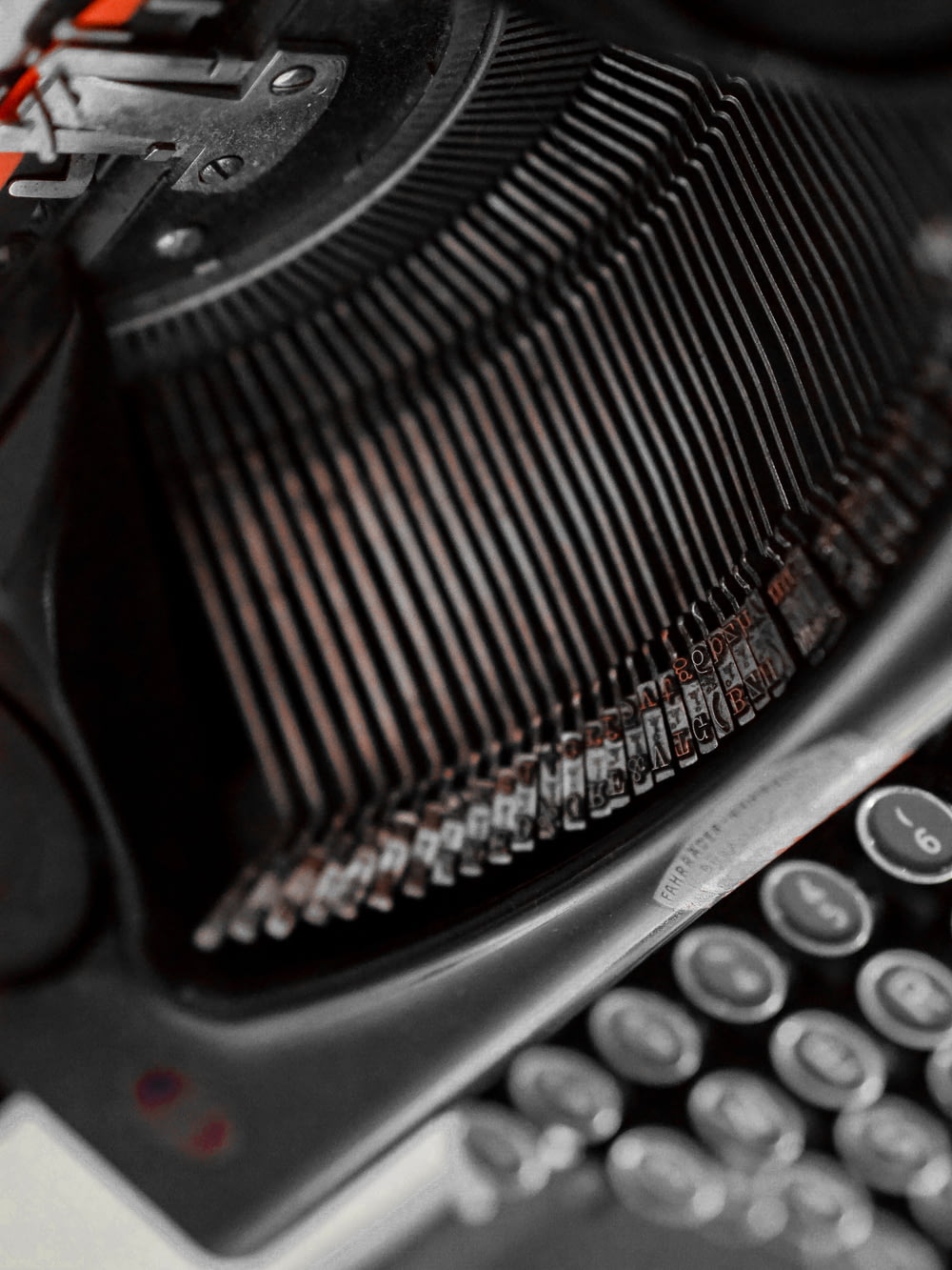 machine à écrire noire et grise