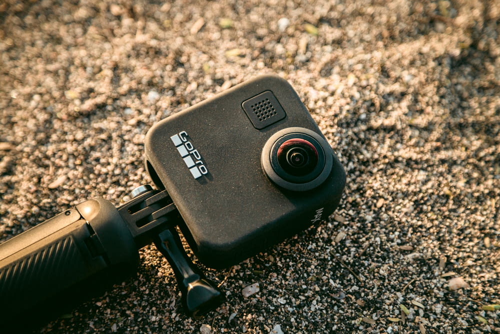 모래 속의 검은 GoPro 액션 카메라