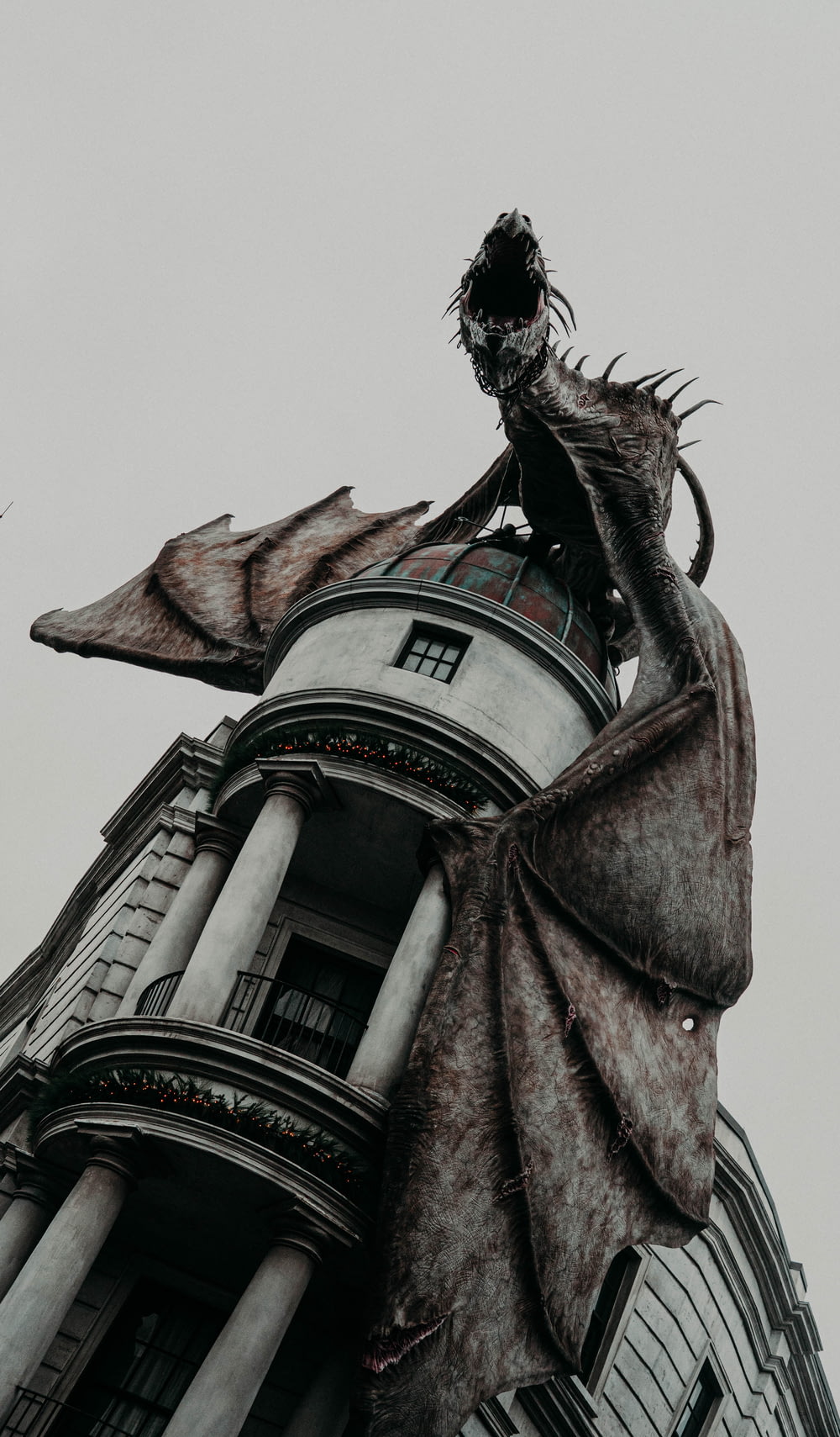 灰色の建物にドラゴンの浅い焦点の写真