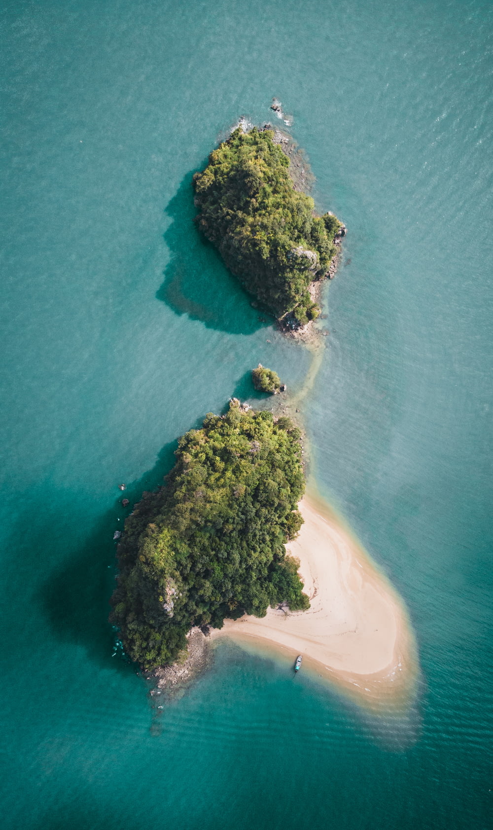 Fotografía aérea de una isla verde