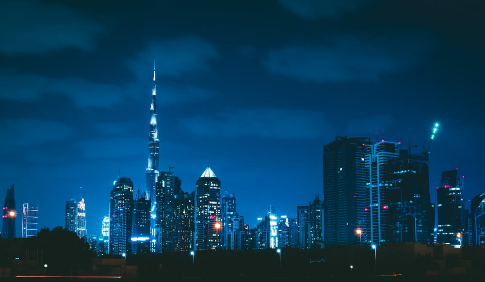 ville avec des immeubles de grande hauteur pendant la nuit