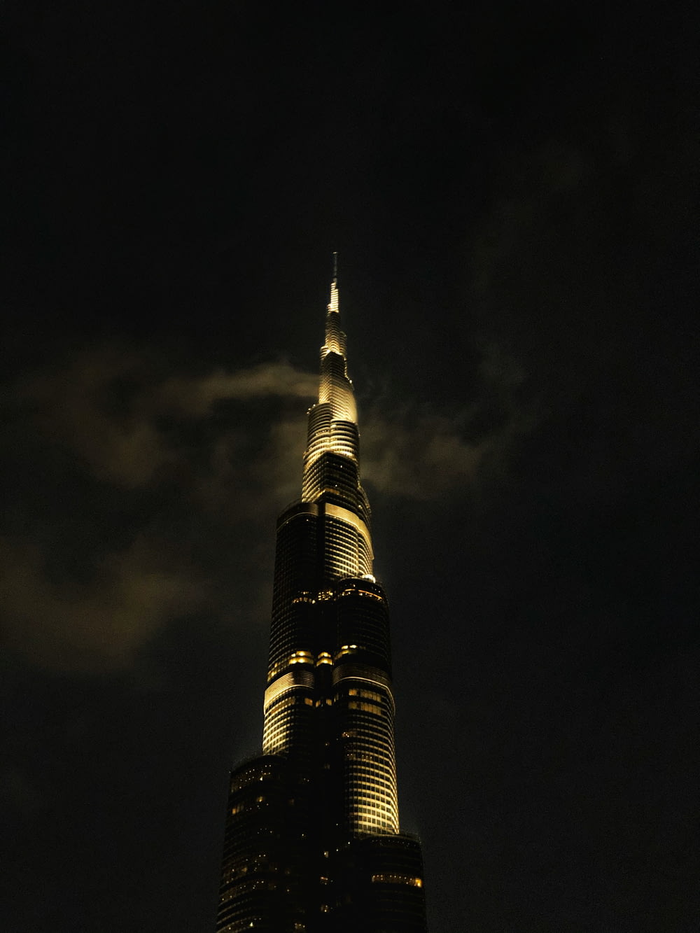silhouette d’un bâtiment pendant la nuit