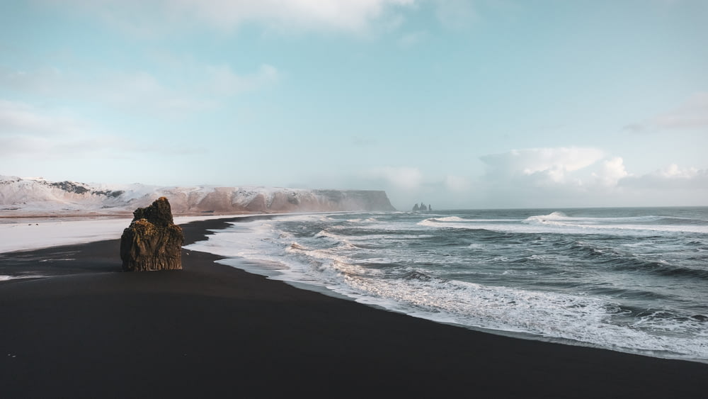 Formación rocosa frente a la línea de playa