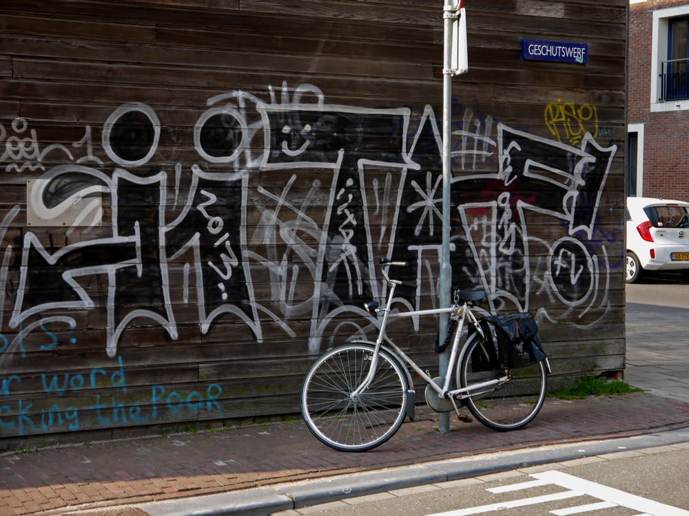 parcheggio per biciclette sul palo accanto alla strada