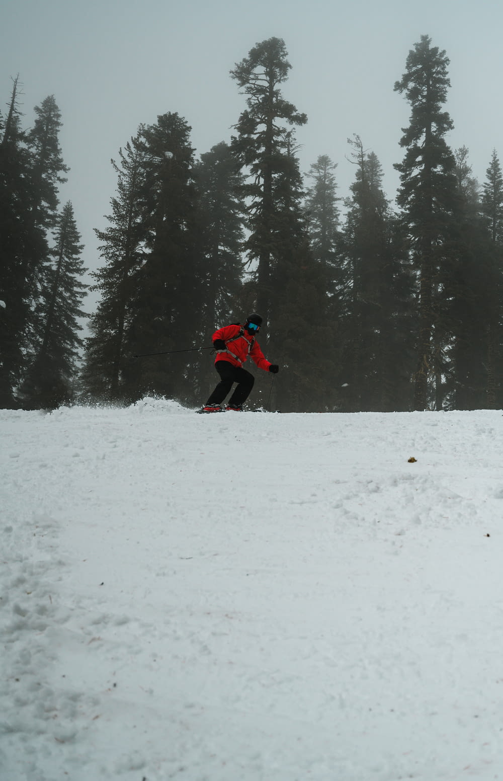 얼음으로 덮인 언덕에서 스키를 타는 남자