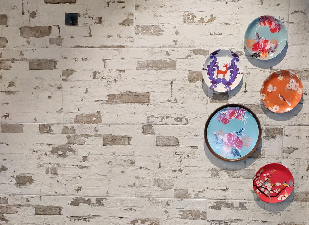 plates on wall\