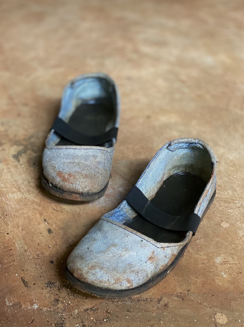 Chaussures à enfiler noires et grises