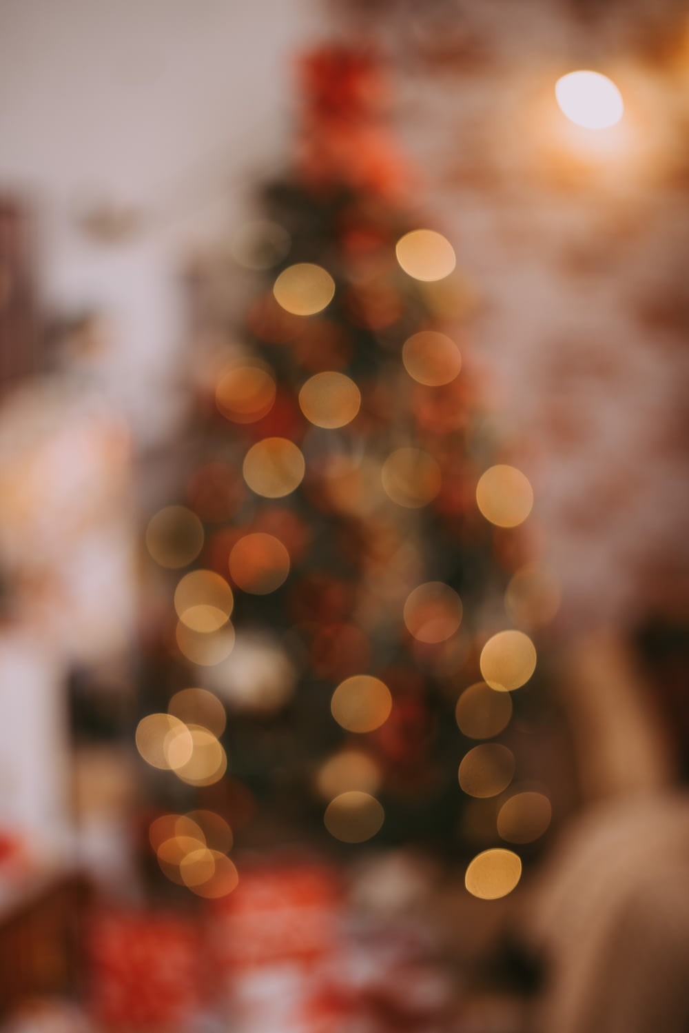 a blurry photo of a christmas tree in a living room