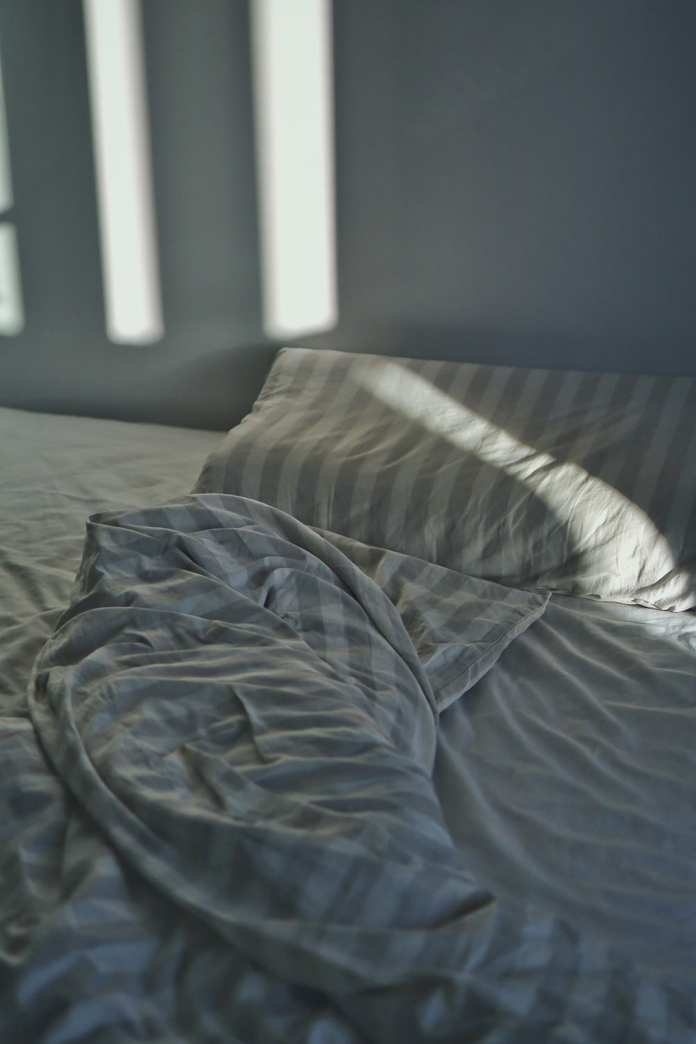 couverture rayée et oreiller sur le lit