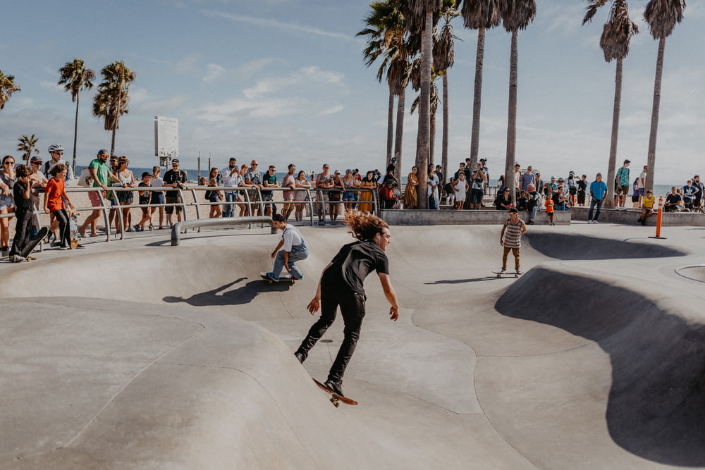 Fotografia time-lapse di persone che fanno skateboard in un parco