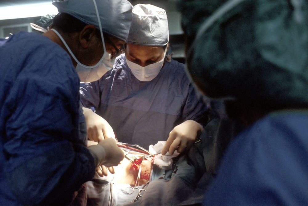 médico e enfermeiro durante a operação