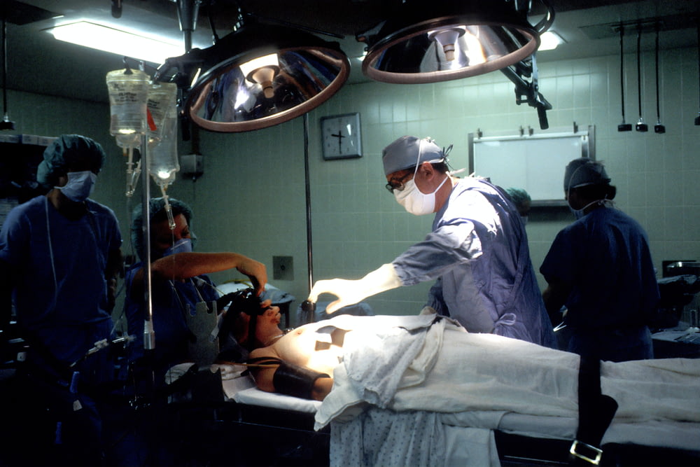 medico e infermieri all'interno della sala operatoria
