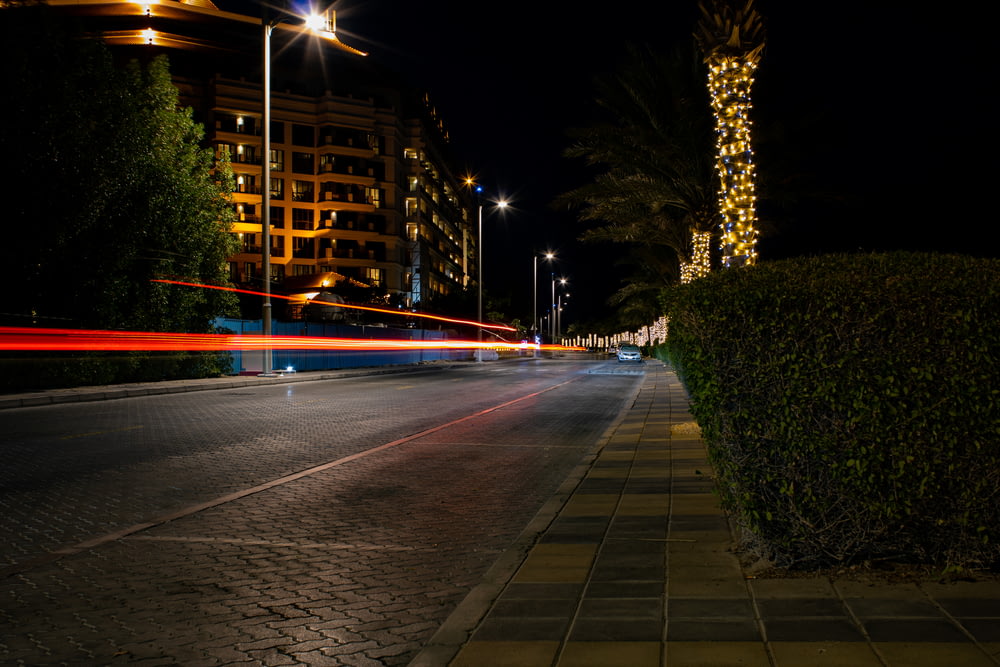 Zeitrafferaufnahme eines Fahrzeugs auf der Straße bei Nacht