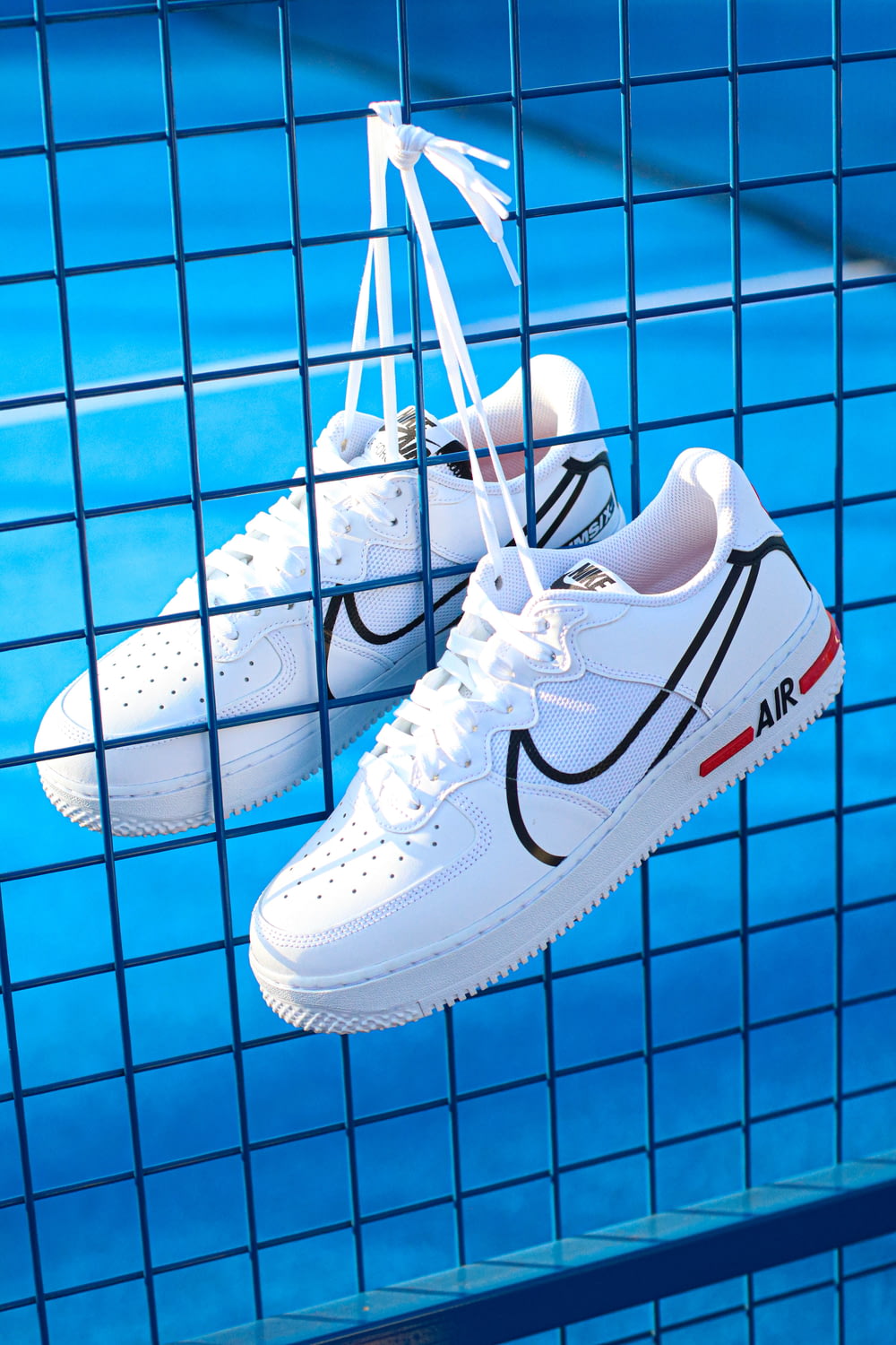 Paar weiße Nike Low-Top-Schuhe