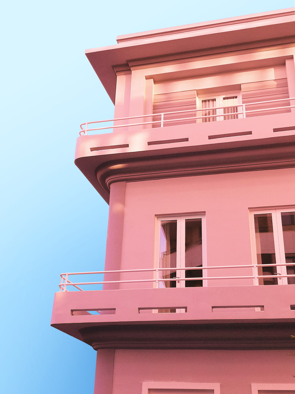 분홍색과 흰색 콘크리트 건물