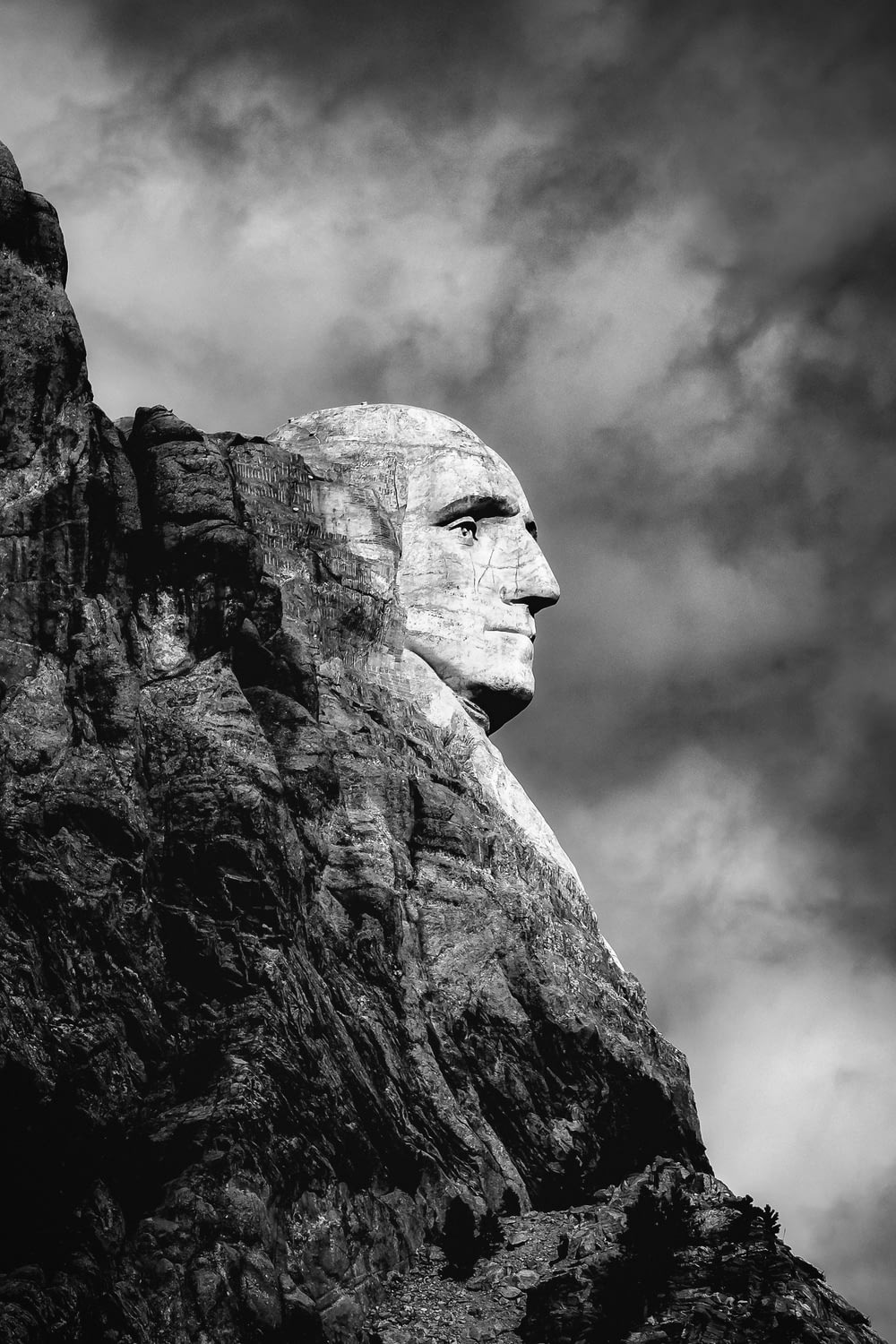 Uma foto em preto e branco de uma estátua de Abraham Lincoln