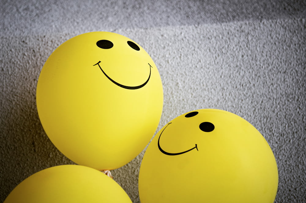 emoji smiley amarelo no tecido cinza