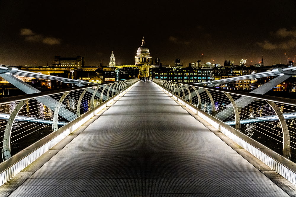 ponte de metal cinza durante a noite