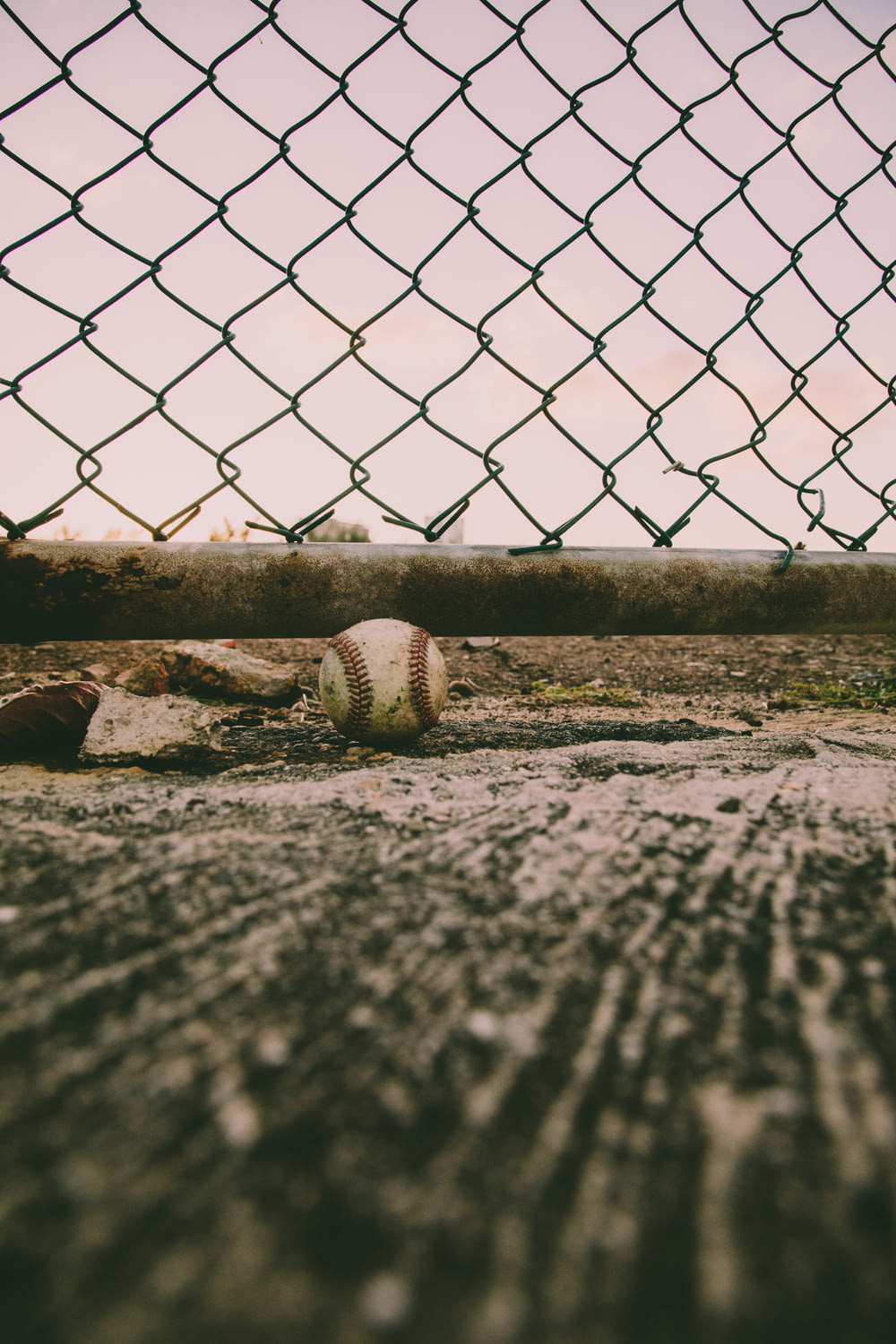 Foto in scala di grigi del baseball sul campo