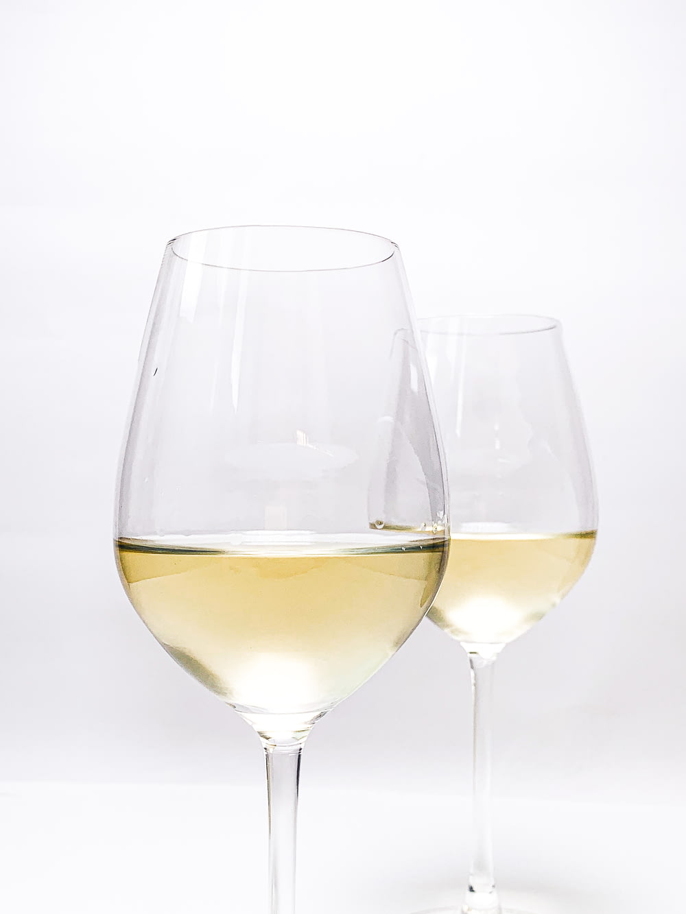 klares Weinglas mit gelber Flüssigkeit