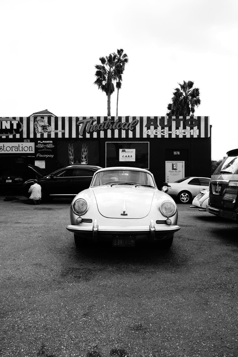 une photo en noir et blanc d’une voiture dans un parking