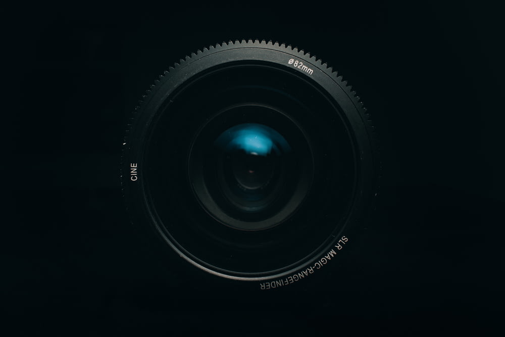 lente de cámara negra sobre fondo blanco