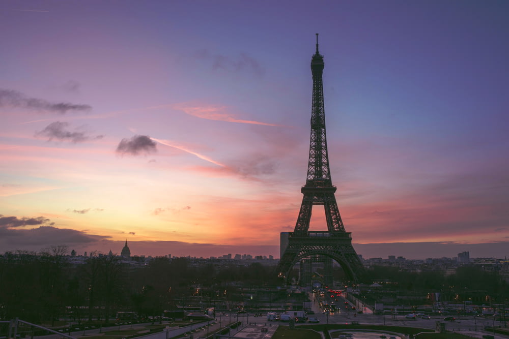 Tour Eiffel sous un ciel orange et bleu