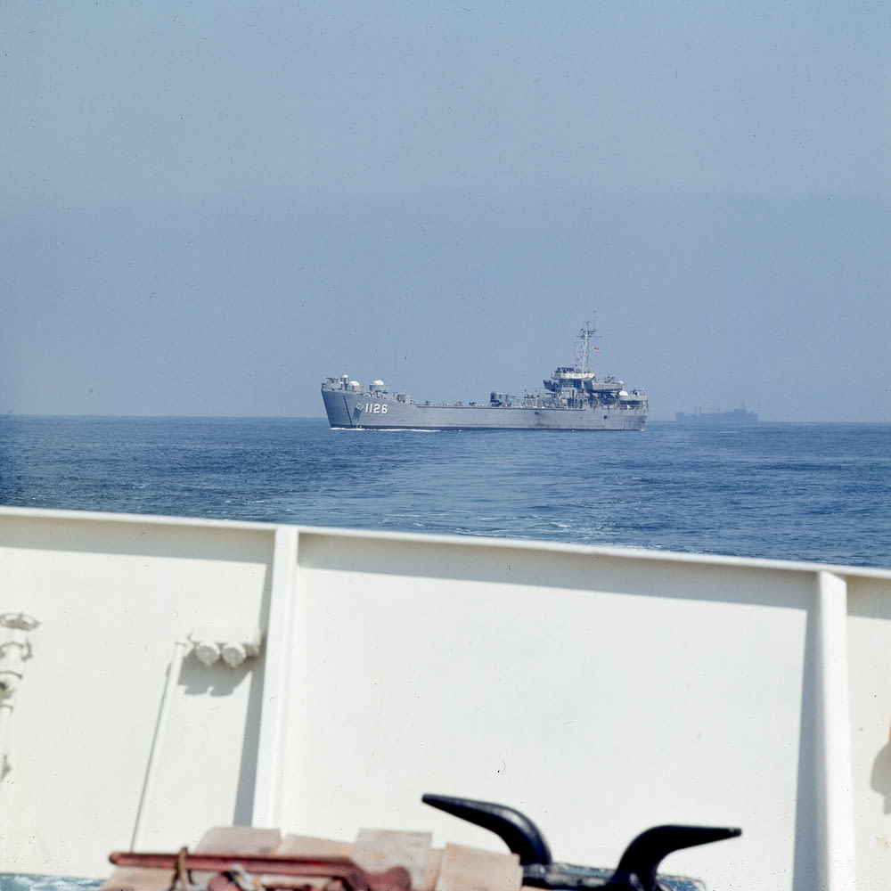 navio branco e preto no mar durante o dia