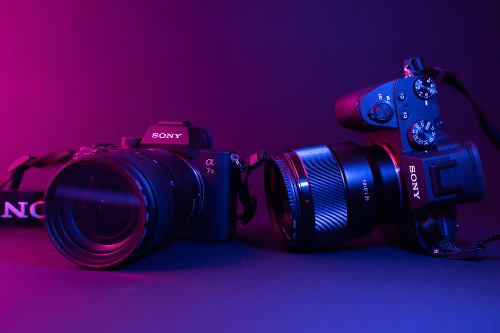 Fotocamera reflex digitale Nikon nera su superficie blu