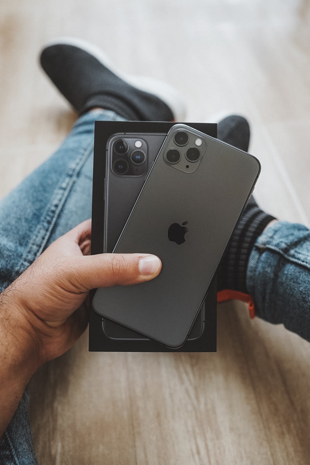 Persona sosteniendo un iPhone 7 Plus negro
