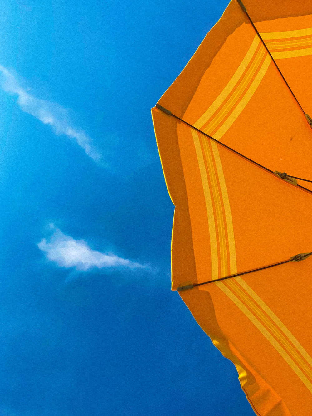 paraguas amarillo bajo el cielo azul durante el día