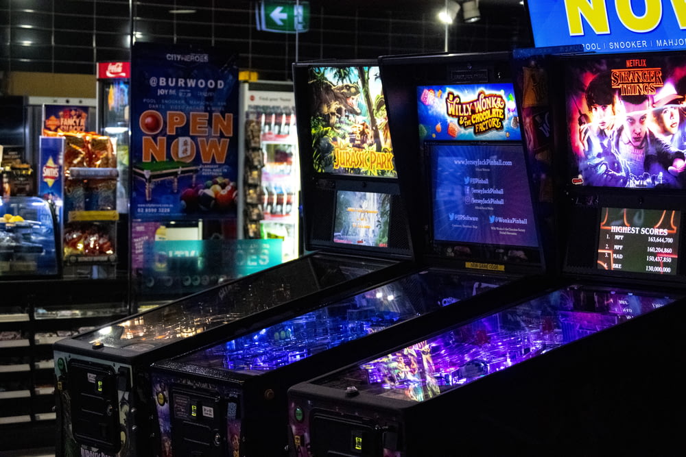 máquina de jogo arcade ligada em uma sala