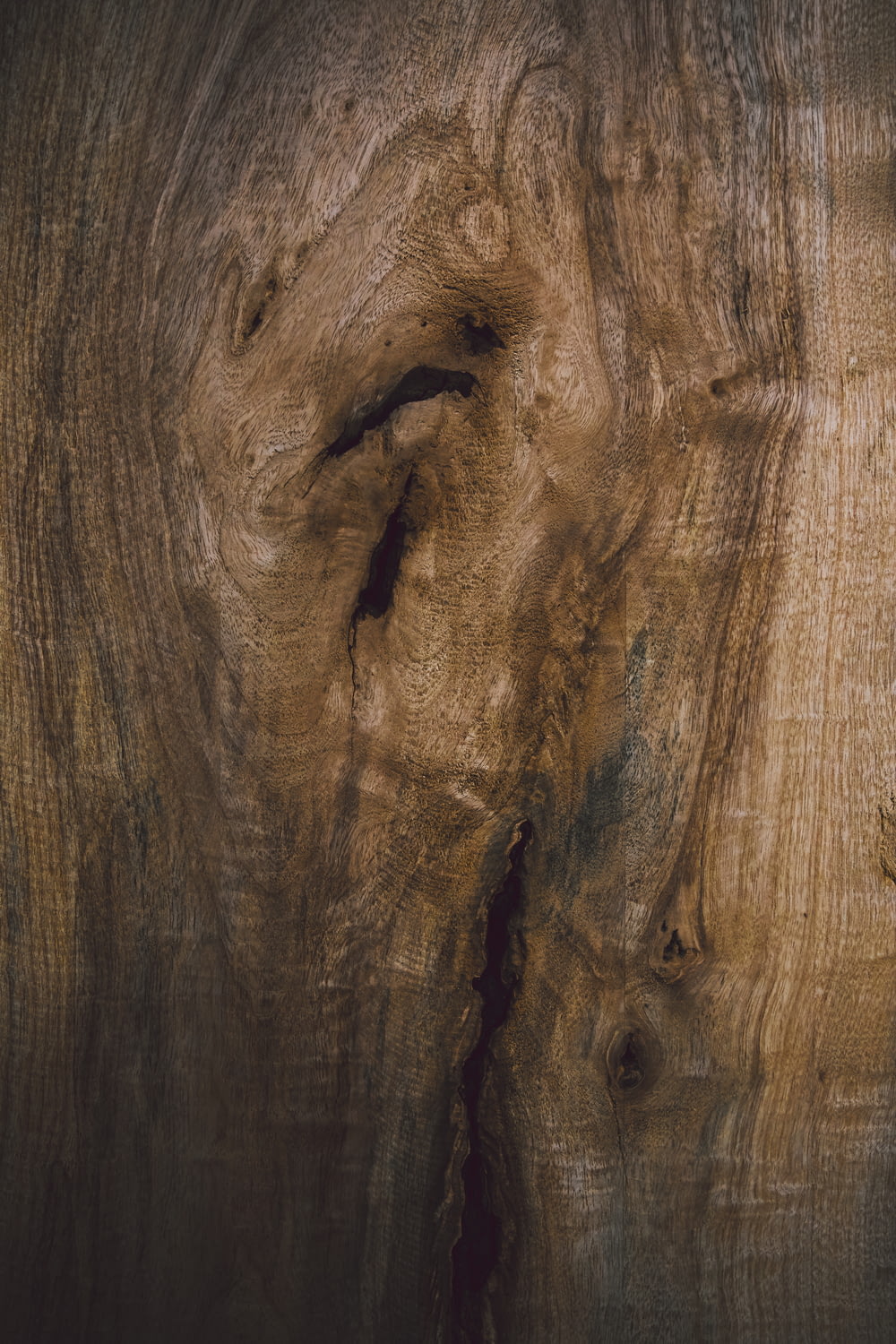 Tablero de madera marrón con agujero