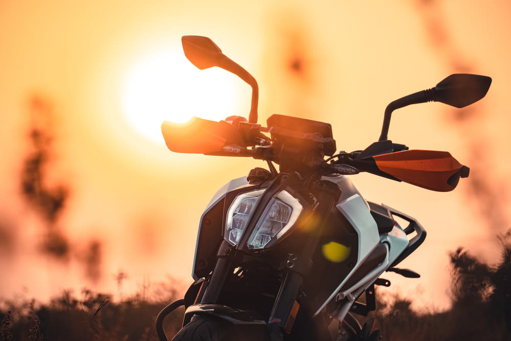Motocicleta negra y amarilla durante la puesta de sol
