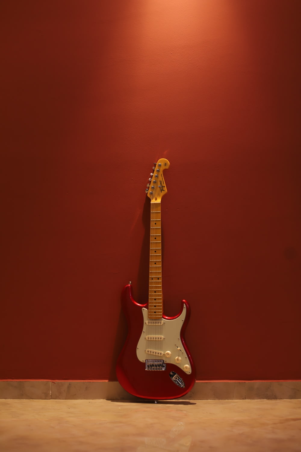 weiße und braune Stratocaster E-Gitarre