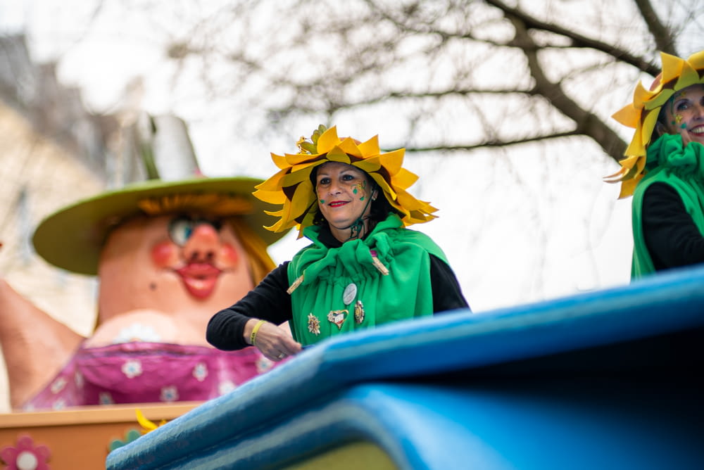 緑と黄色の帽子と黒いジャケットを着た女性