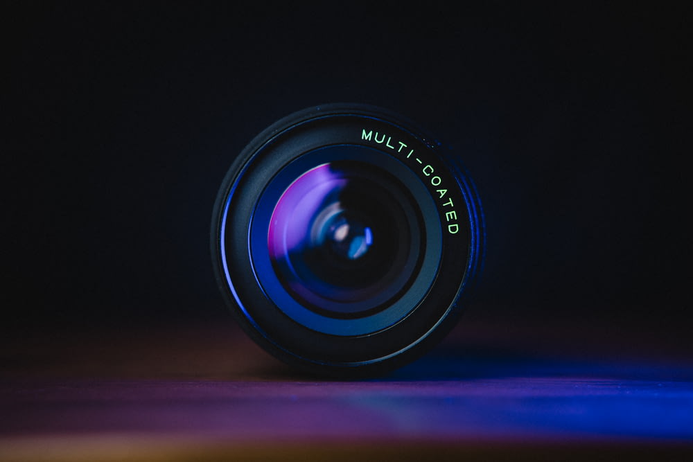 lentille de caméra noire sur surface bleue