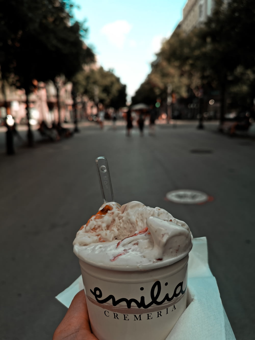 crème glacée dans un gobelet blanc