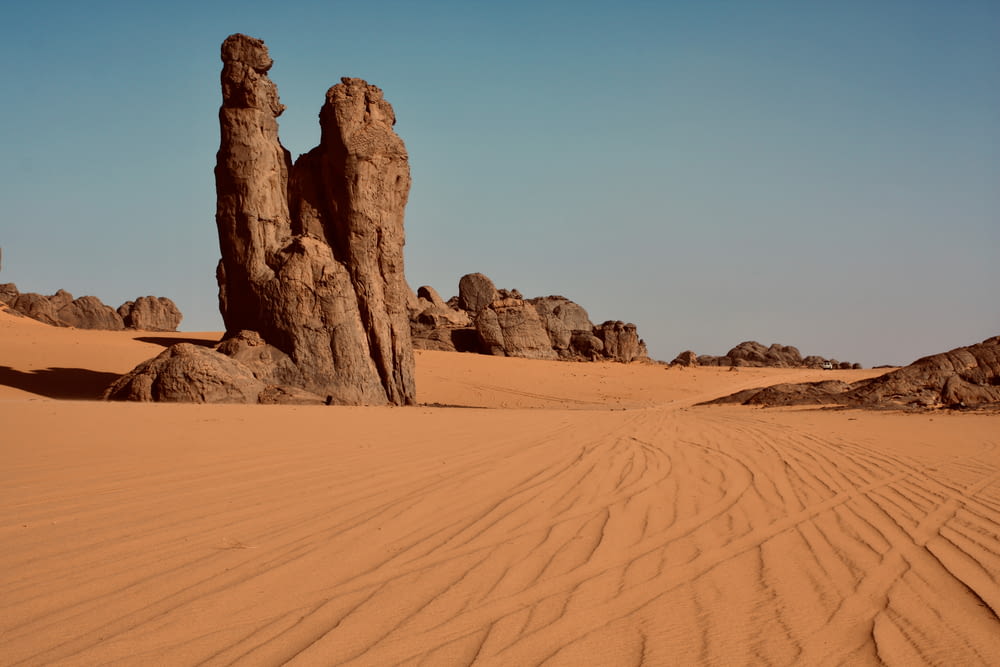 昼間の砂漠の茶色の岩層