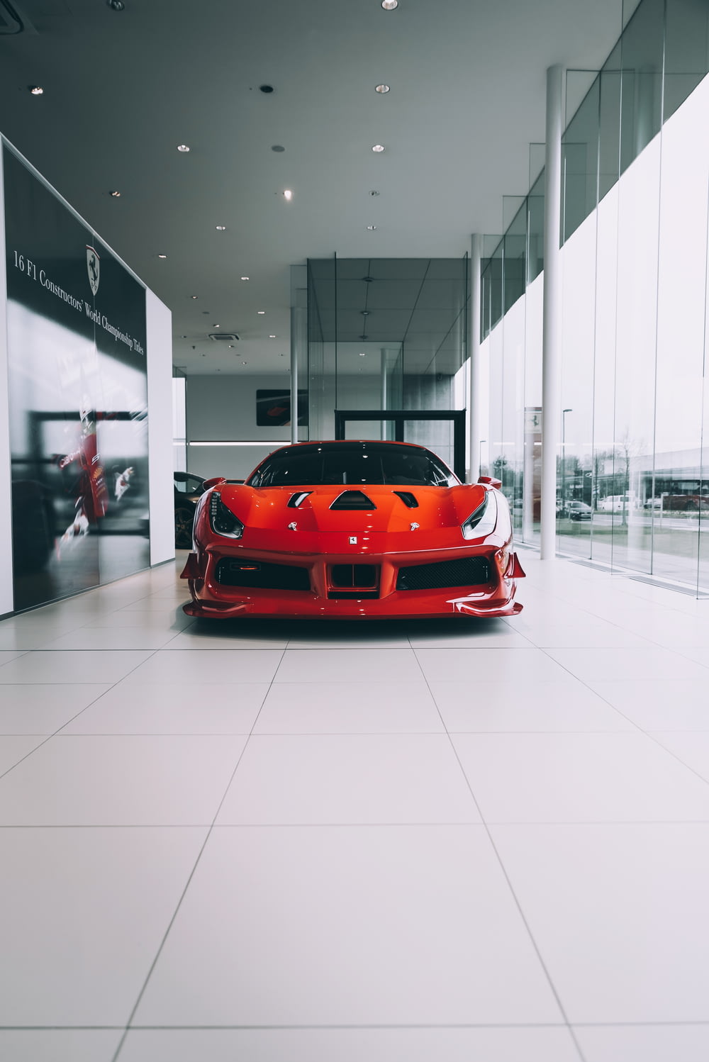 Voiture Ferrari rouge dans une pièce blanche