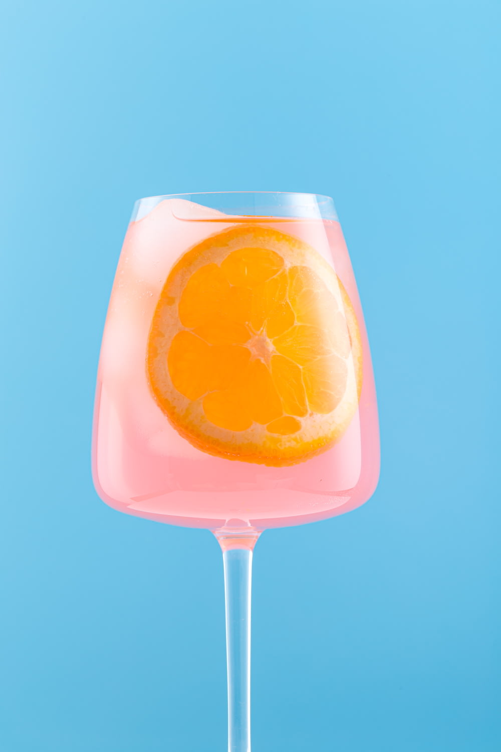 jus d’orange dans un verre transparent