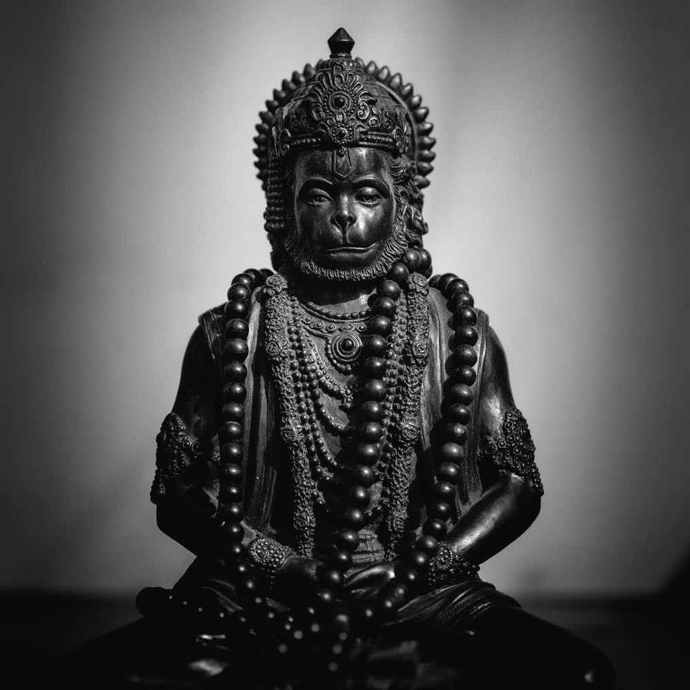 Statuetta di Buddha d'oro su tavolo nero